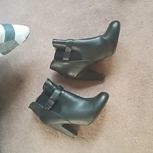 Black boots - Picture 1 of 3